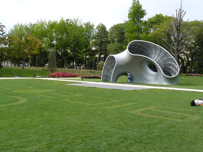 開放感のある芝生広場には、フロリアン・クラール氏の「フラグメントNo.5」などがある