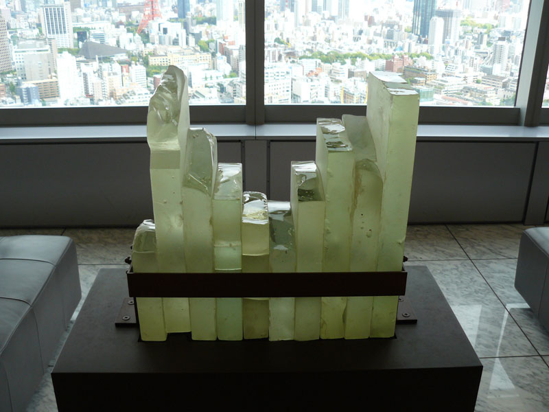 ミッドタウンタワーの上階にある「No.2W061216」。背景の東京の景観も作品の一部という感じ