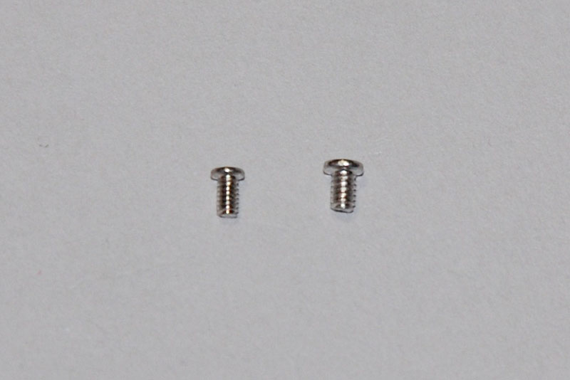 ネジ径が2mmのM2ネジと1.7mmのM1.7ネジが使われているので、間違えないように気をつけよう。写真は、左がM1.7-3.0ネジ、右がM2.0-3.0ネジだ