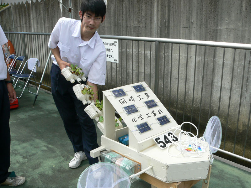 D2S108 (Love Chemical 愛知県立岡崎工業高校 化学工業科)ペットボトルの濾過器と浄水効果があるといわれる水草をつかったロボット