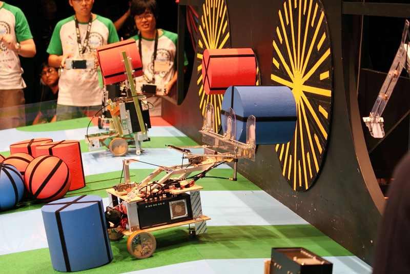 7カ国の大学生による国を超えた混成チームによるロボットコンテストが行なわれた