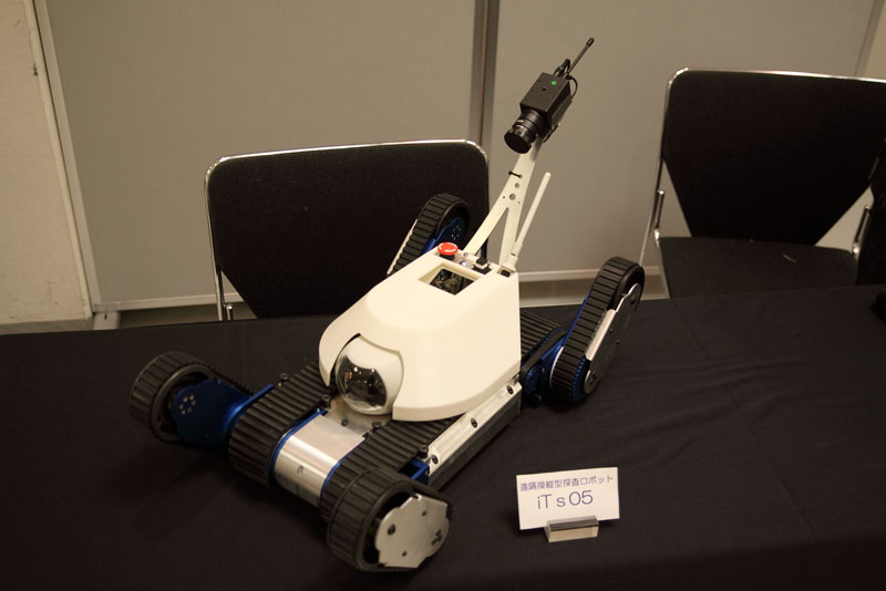 こちらはイベント会場で展示されていたイクシスリサーチのクローラ型の点検業務用ロボット「iTs05」