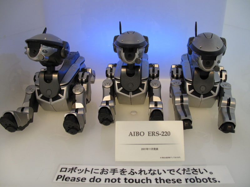 河森正治氏がデザインしたため、「河森AIBO」とも呼ばれているERS-220