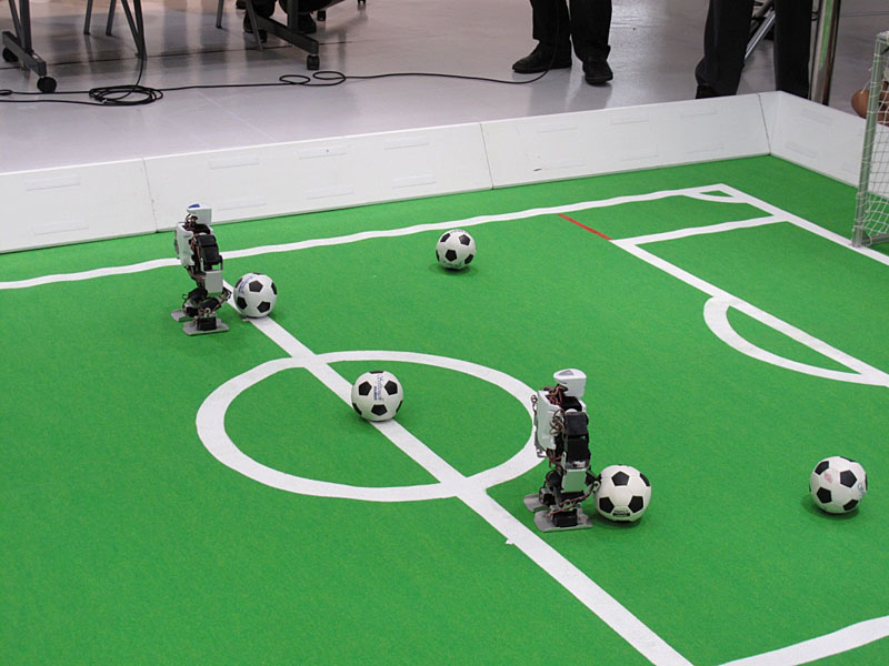 アスリート競技の「5ボール」に挑む麻生ロボット研究部。この位置に置かれたボールを2分以内にゴールに入れていく(制限時間内に全部入らなかった場合はゴール数が記録)