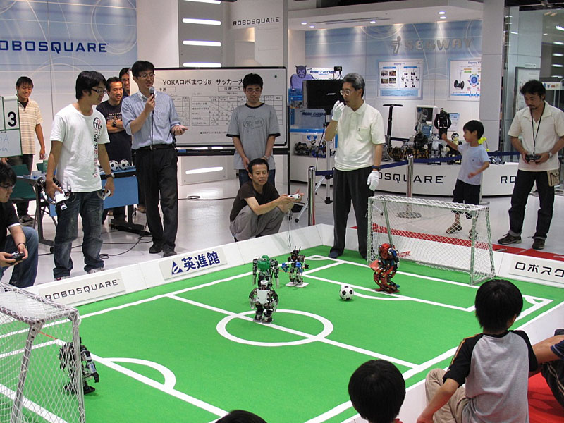最終試合の麻生ロボット研究部(左) VS ただのAチーム。Black Rabbitが2ゴールをあげる活躍で、ただのAチームが勝利した