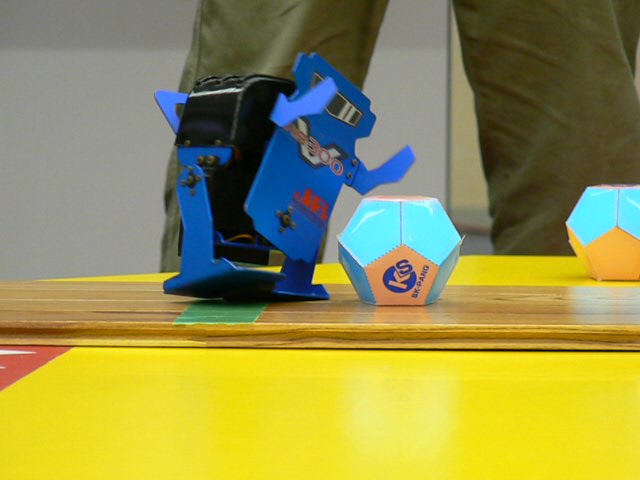 コロスケ(北村祐太氏)。3軸ロボットのRobovie300も出場