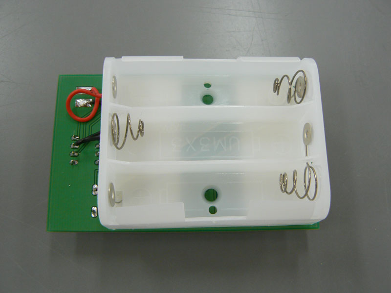 電池ボックスは、両面テープで固定する