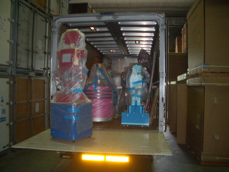 【写真21】倉庫から運び出される相澤ロボット
