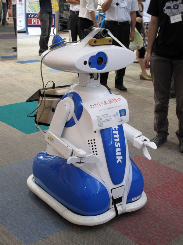 ショッピングフロア内を移動するPRロボット