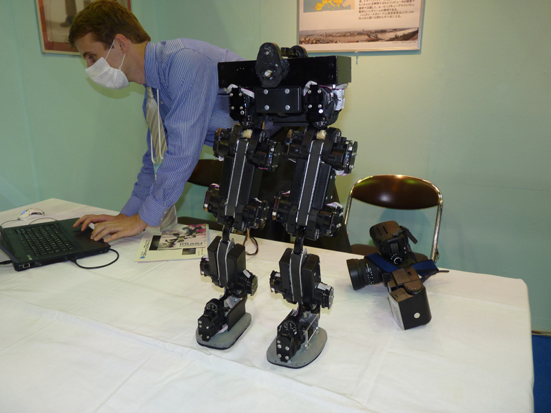 パーズマニィ大学と共同研究開発中の二足歩行ロボット。動きを計測する慣性測定ユニットを搭載