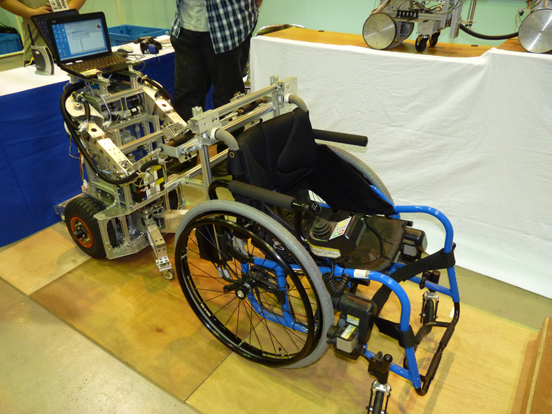車椅子を操るロボット