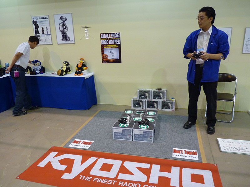 ロボホッパーを飛ばす岡本正行氏。相澤ロボットを復元した有志の一人でもある