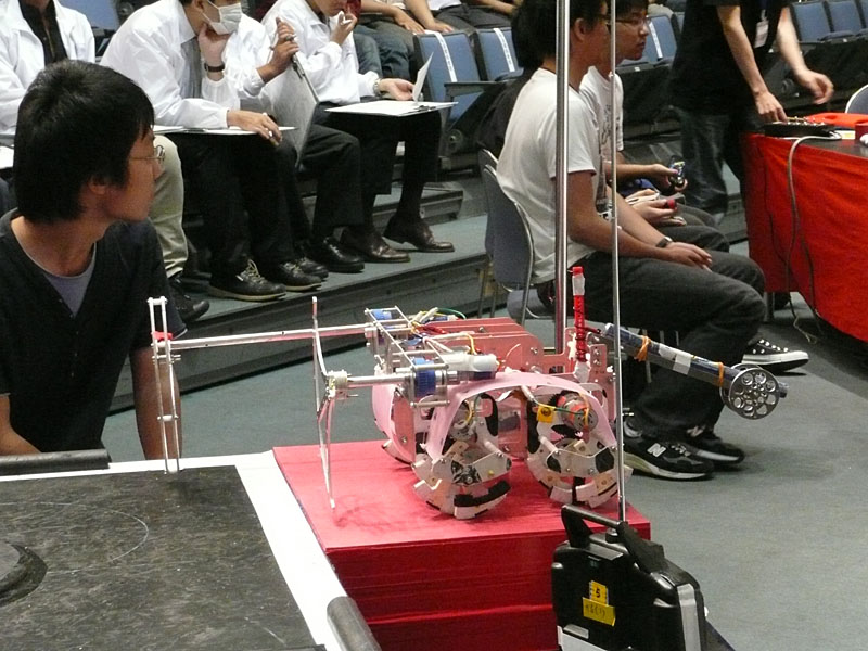 【写真11】芝浦工業大学ロボット遊交部からくりの「U-5」。長さの異なる2本の横回転アームを装備し、相手を横からひねり倒す。努力賞を受賞
