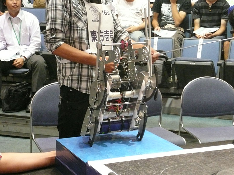 【写真13】東京電機大学自動制御研究部の「東方壱号」。両サイドに回転アームを装備した大型マシンで、相手を勢いよく弾く構造。「協育賞」を受賞した