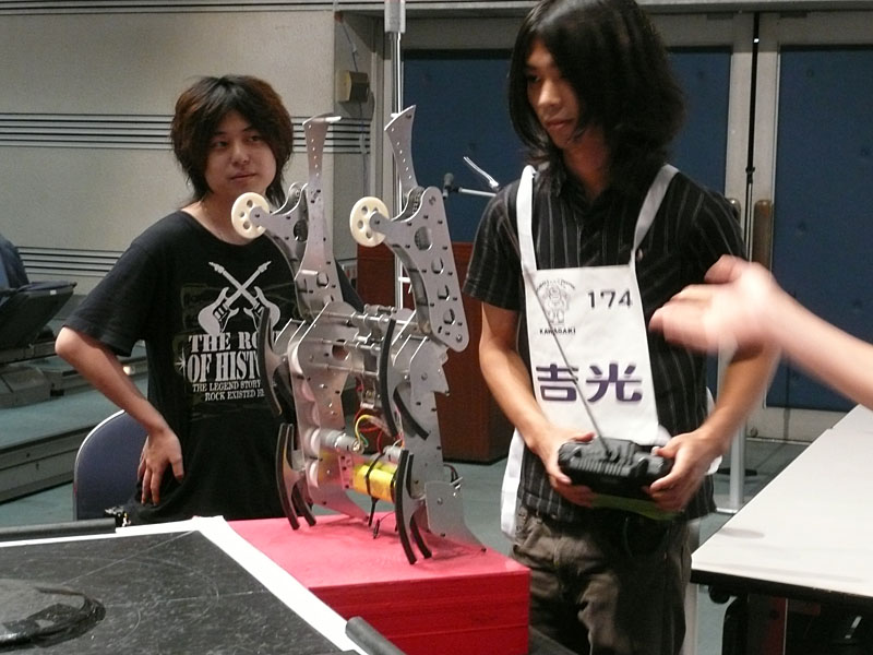 【写真16】同じく東京電機大学自動制御研究部の「吉光」。2対の回転アーム部をサポートする車輪を装備している。こちらも敢闘賞を受賞