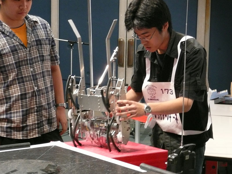 【写真18】東京電機大学自動制御研究部の「ストレリチア・レギーネ」。流行のロングロッドアームを装備している。走破性が高い足回りも特徴のひとつ。敢闘賞を受賞