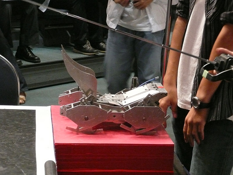 【写真19】神奈川工科大学ロボット工学研究部の「鍔騎」。角のようなアームで相手をリフティングする。分割小型化した機体は小回りが利き、丘を超える走破性をもつ。「オリエンタルモーター賞」を受賞
