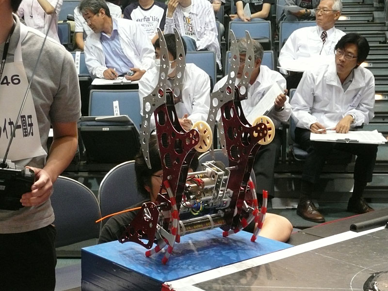 【写真22】東京工科大学の「ファントムブレイカー鳳牙」。高速回転する2対のアームと、旋回性能の高さが特徴。フレームのカラーもフィットしている。敢闘賞を受賞