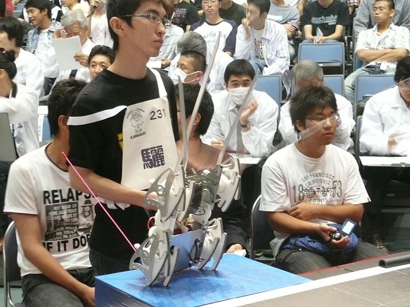 【写真26】立命館大学ロボット技術研究会の「驪」。するどいロングアームを備えたシンプル構造で相手をひっくり返す。敢闘賞を受賞