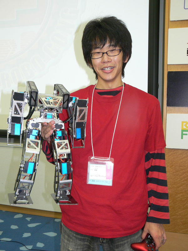 ハンマーヘッド(A4氏/大阪産業大学歩行ロボットプロジェクト)。前日活躍したメンバーとおそろいのTシャツ