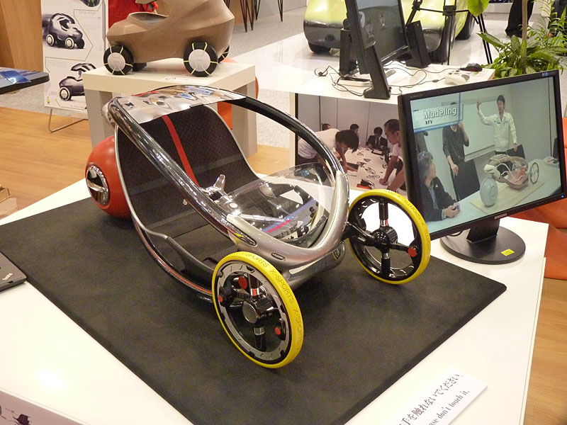 「PHIARO Design Challenge 2009」のコンセプトカー「X FRAME FOLDING VEHICLE」。車体が縦方向にも変形して一人乗りになったり二人乗りになったりする