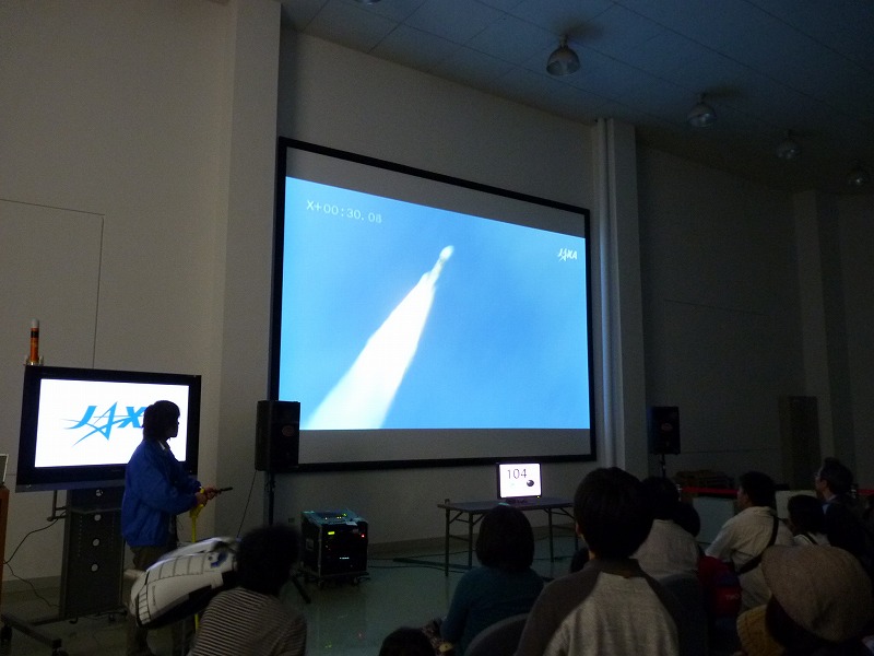 まずはH-IIAロケット204型の音響体験。3kmほど離れた地点の音量が再現されている