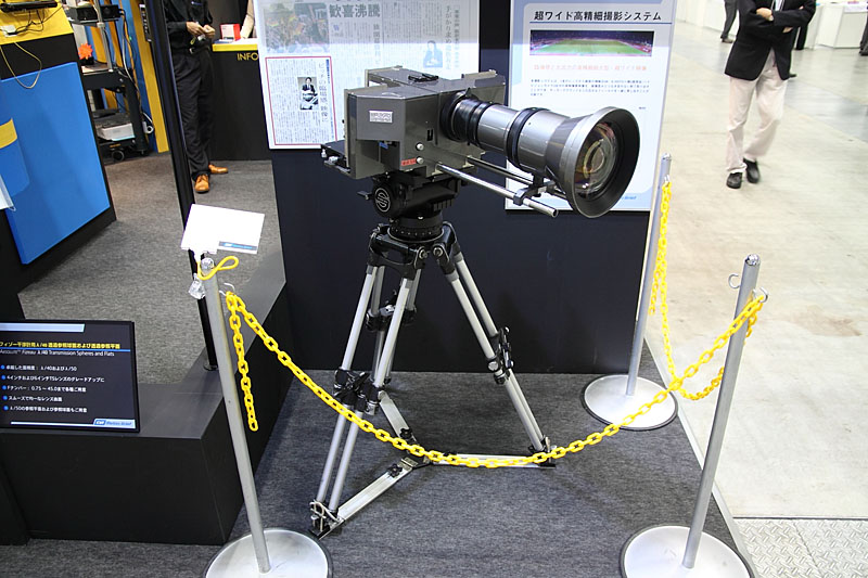 「超ワイド高精細撮影システム」用のカメラ。レンズはハイビジョンの3倍の精度を持つ
