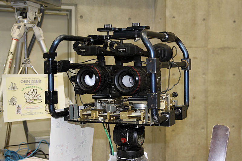 キヤノン製のハイビジョンカメラ「XH G1」を同期させた、立体カメラ。ロボットの顔に見える