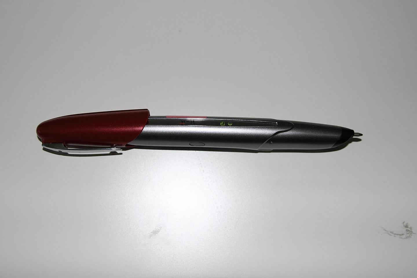 デジタルペン。ちょっと太めで、ハイテク感のあるペンという感じ