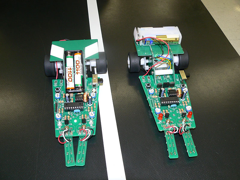 竜神丸ver.2.5(左)と、マニュアル通りに組み立てたロボットの比較。センサアームの角度がポイント。ギアのガタつきをなくす工夫もしているという