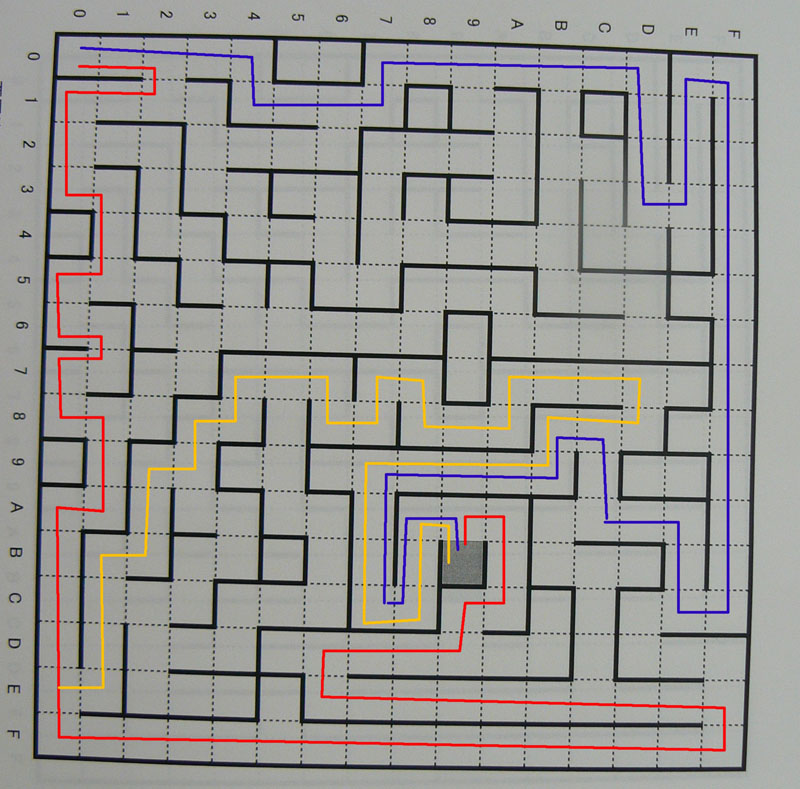 ハーフサイズの迷路。代表的な最短経路は青：56歩21折、赤：58歩25折。