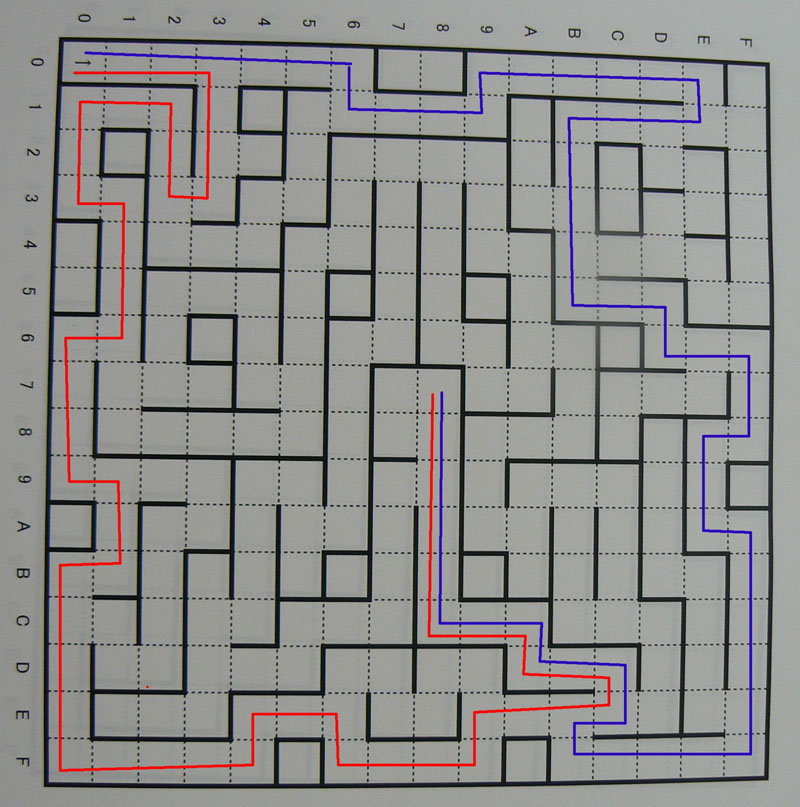 マイクロマウスクラシックの迷路。代表的な最短経路は青：56歩23折、赤：54歩25折