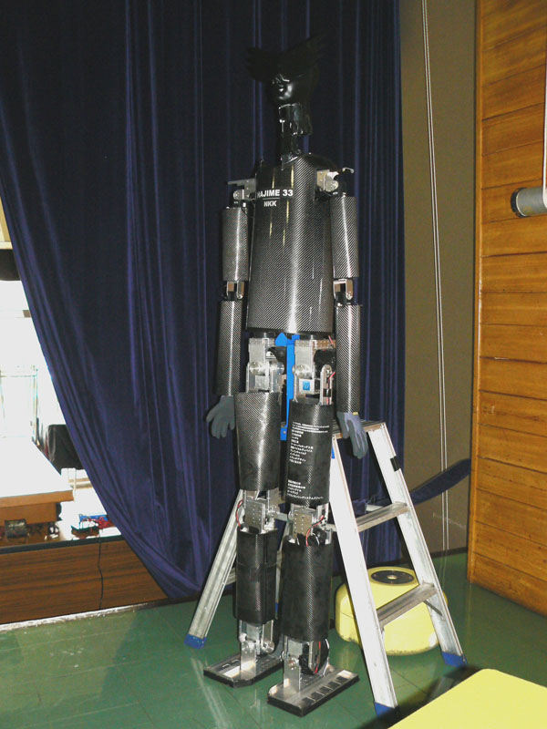 最新型の33号機は、2m10cmの大型二足歩行ロボット