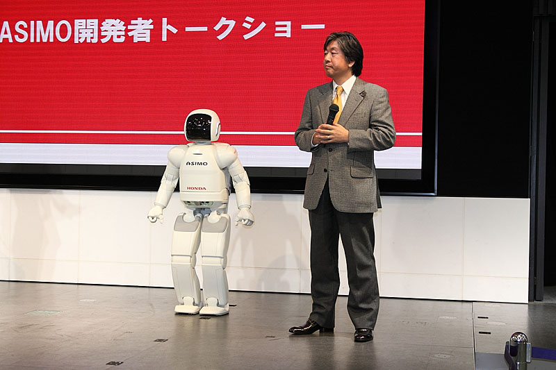ASIMOと開発の統括責任者の広瀬真人氏