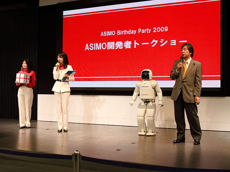 質問コーナーでの様子。ASIMOも合流して、パフォーマンスを披露しながらとなった