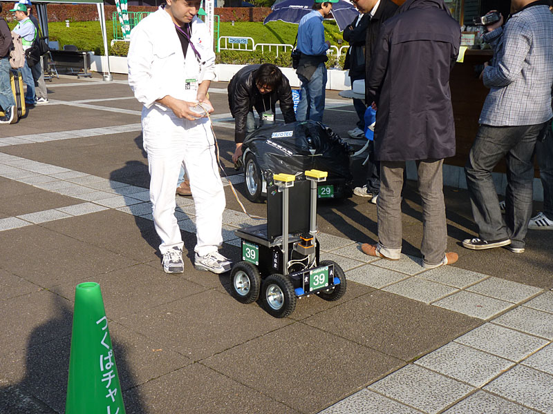 関東相撲ロボット研究会チームの「越GO-YOITER・v2.1」。今回は自律ではなく、リモート操作でデータ取りを行なっていた