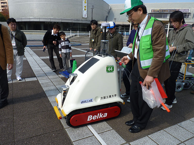 大阪工業大学情報科学部・ひらかた産学ジョイントチームの「ベルカ」。タイヤではなくクローラーによって駆動される