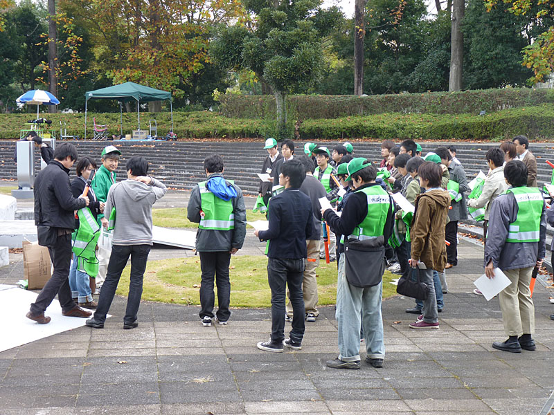各チームの安全管理責任者(緑色ベストを着用)を集めて、安全管理についてのミーティングが行なわれた