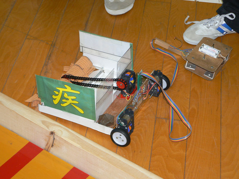 優勝した北中魂(新北野中学)のロボット