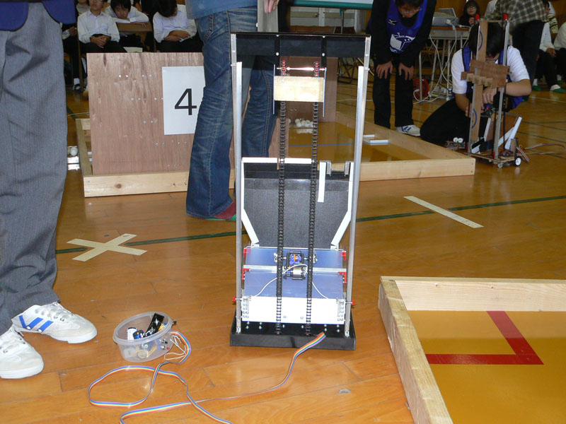 優勝した七曲りShips(旭東中学校)のロボット