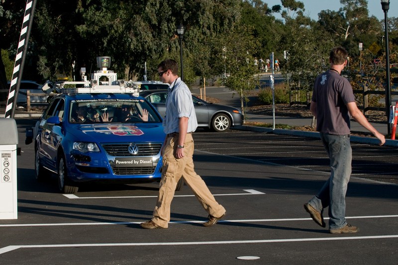 歩行者を認識して停止するスタンフォード大学の無人ロボット車。運転席に人が座っているが、ハンドルから手が離れているのが見える(写真提供：スタンフォード大学工学部)