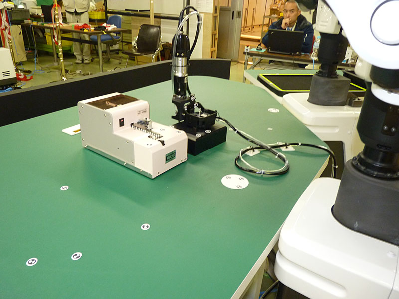 ロボットはテーブル上のマーカーを使って自己位置を同定し作業を実行する