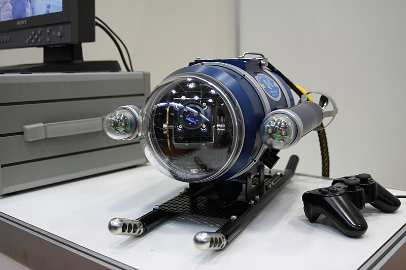 DELTA-100R。点検、探索、調査など水中でのさまざまな使用を想定している小型ロボットだ