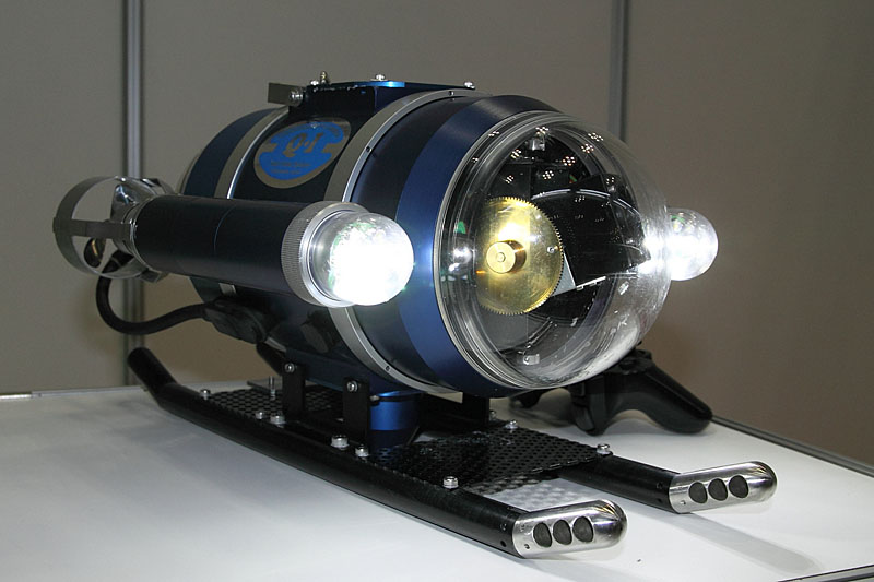 暗い水中でもカラーCCDカメラで撮影できるよう、省電力高輝度LED6灯を左右に備えている