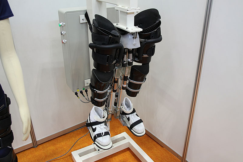 WPAL本体。股関節の機構に工夫があるという。背後の制御部は、実際には歩行器にセットされる