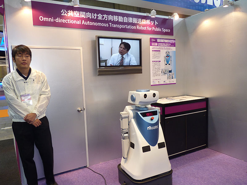 病院内や公共機関での搬送ロボットとして2013年の事業化を目指している。