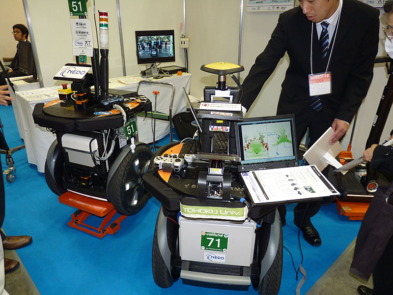京都大学/東北大学/国際レスキューシステム研究機構ブースのロボット