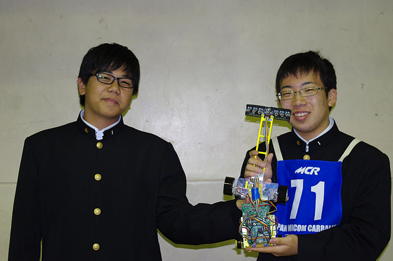 優勝した池野祐太君(左)と藤原洸太君(右)(共に姫路工業高等学校1年)