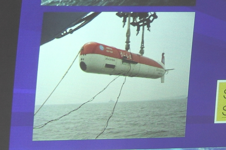 自律型深海巡航探査機の実験機「うらしま」。MROVと同じように魚雷を縦長にしたような形をしている