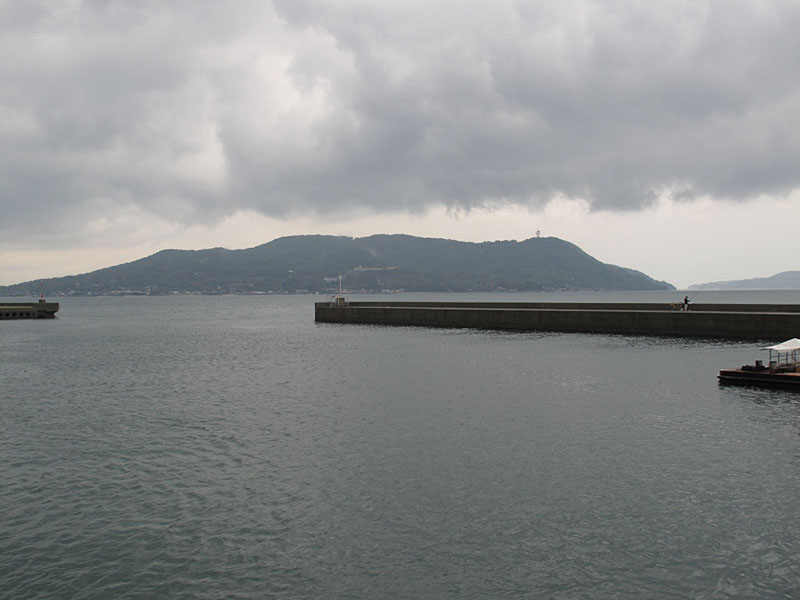 姪浜渡船場から見た能古島